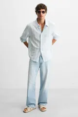 Sandalia plana color beige con dos tiras anchas cruzadas en el empeine, plantilla anatómica y suela forrada en yute.