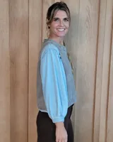 Chaleco de denim con diseño a rayas verticales, cuello redondo y corte recto. Presenta pespuntes en contraste y detalle de aberturas en los laterales.