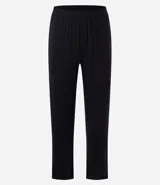 Conjunto de pijama largo compuesto por una blusa de manga larga con escote en V y un pantalón de corte recto con cintura elástica. Confeccionado en tejido flame de viscosa y elastano, ofreciendo una caída suave y cómoda.