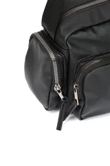 Bandolera negra con correa ajustable, bolsillo en la parte delantera y a los costados.