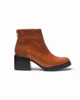 Botinetas de cuero vacuno con textura tipo reptil en color marrón chocolate. Presentan un diseño de caña media con cierre posterior, puntera redondeada y suela de goma con taco cuadrado robusto.