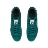 Championes Puma modelo Suede Classic, confeccionados en gamuza de color negro con la icónica franja lateral en blanco y el logotipo de la marca impreso en dorado metalizado en el lateral. Suela de goma texturizada en color blanco.