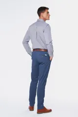 Pantalón skinny azul marino con spandex, bolsillos traseros ojal con botón y etiqueta de la marca.
