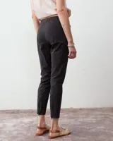 Pantalón cigarette blanco de tela techno italiana, tiro medio, cintura elastizada en la espalda, cierre y snap metálico en delantero, bolsillos laterales con cierre y recorte en la pierna con cierre en la botamanga.