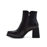 Botín negro de cuero sintético con caña corta, cierre lateral con detalle de tirador metálico con el logo de la marca, punta cuadrada y taco geométrico.