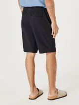 Bermuda de corte recto en color negro, confeccionada en tejido de algodón, con cierre frontal y bolsillos laterales.