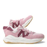 Championes New Balance modelo 57/40, color rosa con detalles en bordó, blanco y suela color caramelo.