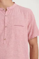 Camisa de manga corta con cuello mao y cierre frontal parcial con botones de coco. Confeccionada en una mezcla de lino y algodón.