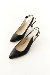 Zapatos slingback de cuero color beige con punta fina, taco medio y tira ajustable en el talón.