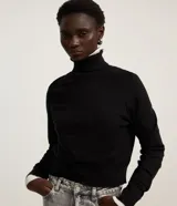 Blusa básica de punto marca Blue Steel, con cuello alto y manga larga. Confeccionada en tejido de punto recto con textura suave y cómoda.