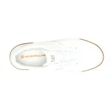 Zapatillas urbanas CAT modelo AMP, color blanco con logo en el lateral y suela de goma marrón.