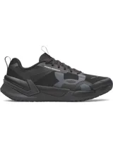 Championes de entrenamiento Under Armour Reign XT, color negro con detalles en gris oscuro. Presentan tecnología UA HOVR™ en la entresuela para amortiguación y UA TriBase™ en la suela para mayor estabilidad y contacto con el suelo.