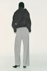 Pantalón recto color marrón oscuro, de tiro medio, con cintura elástica en la espalda, bolsillos delanteros de vivo y cierre frontal con cremallera, botón interior y gancho.