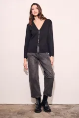 Cárdigan negro de lurex con escote en V y mangas largas.