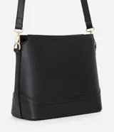 Cartera tipo hobo de tamaño pequeño, confeccionada en material sintético color marrón oscuro con acabado liso. Presenta una correa ajustable, cierre principal con cremallera y detalles metálicos dorados, incluyendo una placa con el logo de la marca en el frente.