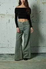 Jean de tiro medio con corte wide leg y diseño de costuras verticales en el frente. Presenta un lavado desgastado en tono celeste.