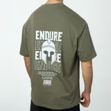 Remera verde militar de algodón con estampado en la espalda con la palabra "ENDURE" repetida y un casco espartano. Incluye una frase motivacional y el logo "GAINS."