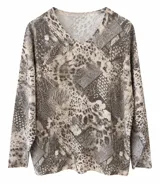Sweater de punto fino con escote en V y manga larga, con estampado de leopardo y texturas combinadas en tonos marrones y grises.