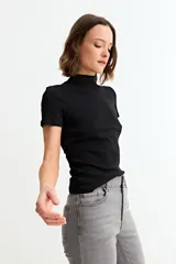 Remera de manga corta con cuello media polera, confeccionada en tejido acanalado al cuerpo.