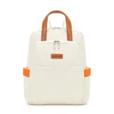 Mochila color beige con asas superiores y detalles en marrón tostado, cuenta con compartimento principal amplio, bolsillo frontal con cierre y bolsillos laterales.