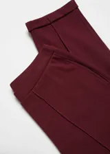Pantalon de corte jogger confeccionado en tejido de piqué color bordó, con tiro alto, cintura elástica, bolsillos laterales y costuras decorativas frontales.