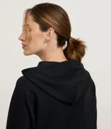 Campera deportiva de modal color gris melange, con cierre frontal por cremallera, capucha ajustable con cordones, mangas largas con puños ajustados y bolsillo tipo canguro.