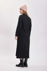 Vestido midi negro de corte recto y mangas largas.