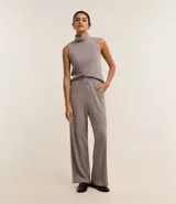 Pantalón wide leg de chenille color gris, con cintura elástica, trabillas para cinturón y flecos verticales.