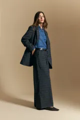 Pantalón de tiro alto con diseño a cuadros, corte wide leg y silueta amplia de caída fluida.