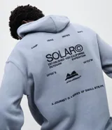 Buzo con capucha y bolsillo canguro, confeccionado en frisa de algodón y poliéster. Presenta un diseño de calce relajado con estampa gráfica en la espalda con lettering y motivos de expedición.