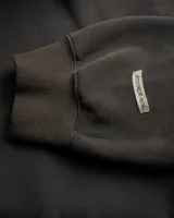 Canguro con capucha color gris oscuro, con cierre frontal y bolsillos tipo canguro.