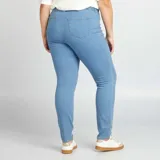 Jegging de denim celeste con cintura elastizada y corte ajustado.
