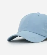 Gorra de visera curva de algodón color marrón, sin estampado, con ojales bordados y cierre posterior tipo strapback ajustable.