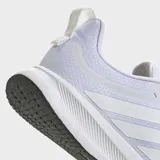 Championes de running Adidas Runblaze, completamente blancos, con exterior de malla transpirable, tres franjas laterales en material sintético y mediasuela Cloudfoam.