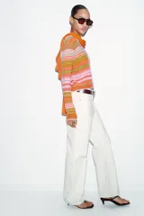Chaqueta de punto con cuello en pico y cierre frontal de botones. Presenta un diseño de rayas horizontales en tonos naranja, verde y rosado, con mangas largas y puños ajustados.