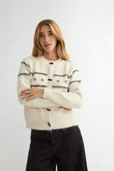 Cardigan de punto gris con cierre frontal de botones oscuros. Presenta un diseño de rayas horizontales oscuras y pequeños bordados florales en la parte superior del pecho y mangas.