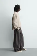 Sudadera de corte boxy fit confeccionada en tejido de mezcla de algodón, con cuello redondo y mangas largas. Presenta un diseño minimalista con texto estampado a contraste en el pecho y efecto lavado.