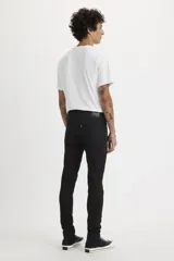 Pantalón de jean negro, corte skinny y tiro medio.