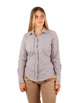 Camisa de manga larga a rayas verticales azules y blancas, confeccionada en algodón.