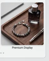 Pulsera elástica compuesta por cuentas de piedra natural Jaspe Larvikita en tonos grises, intercaladas con separadores cilíndricos de acero.