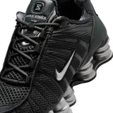Championes Nike Shox TL color negro con detalles plateados, capellada de malla transpirable, estructura de TPU para mayor soporte y columnas de amortiguación mecánica.