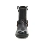Bota de caña media Cat modelo Grader Harness, confeccionada en cuero negro. Presenta un diseño robusto con suela de goma dentada y una tira decorativa en el tobillo con textura efecto reptil y herraje metálico circular.
