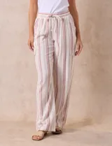 Pantalón cargo de lino a rayas verticales grises y blancas, marca Marissa Olivia. Pretina ancha elastizada con lazo de ajuste, bolsillos inclinados delanteros y bolsillos laterales con botón.