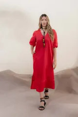 Vestido largo azul oscuro de lino 100% con escote en V, mangas abullonadas con elástico en el puño y pespunte en contraste. Presenta detalle de punto smock en el canesú y bolsillos laterales.