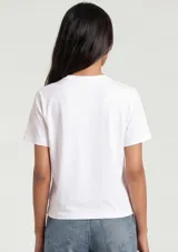 Camiseta básica de manga corta y cuello redondo, color bordó, de diseño clásico y ajuste cómodo.