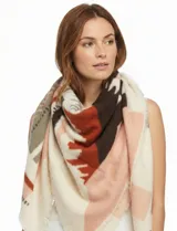 Pashmina cuadrada de gran tamaño con estampado geométrico en tonos tierra, verde, rosa y crema. Presenta bordes con acabado desflecado.