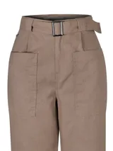 Pantalón de pierna recta y tiro alto color marrón, con bolsillos estilo carpintero y cinturón con hebilla metálica. Confeccionado en lino y algodón orgánico.