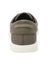 Zapatillas de lona estilo náutico color verde militar con suela blanca de goma y cordones al tono.