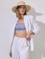 Blazer color beige de lino con cuello con solapa, bolsillos sastre y mangas fruncidas. Forro interno a tono.