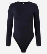 Body básico de poliamida y elastano color borgoña, con cuello redondo y mangas largas.